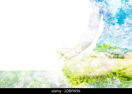 Natura armonia concetto di stile di vita sano. Immagine a doppia esposizione di donna che fa yoga asana Padmasana Lotus posa croce gamba posizione per la meditazione wi Foto Stock