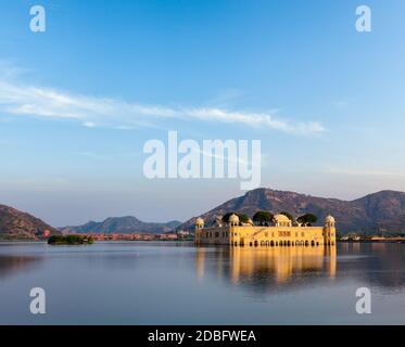 Rajasthan Landmark - Jal Mahal (Palazzo dell'acqua) sul lago Man Sagar al tramonto. Jaipur, Rajasthan, India Foto Stock