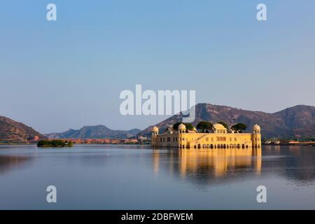 Rajasthan Landmark - Jal Mahal (Palazzo dell'acqua) sul lago Man Sagar al tramonto. Jaipur, Rajasthan, India Foto Stock