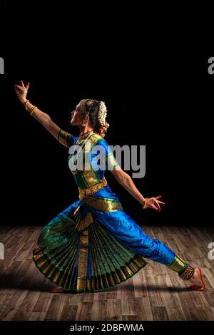 Cultura indiana - bella donna ballerina esponente del classico indiano Danza Bharatanatyam dello stato di Tamil Nadu Foto Stock