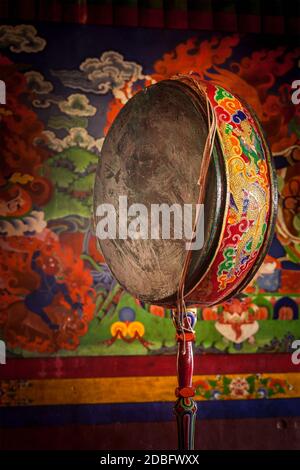 Gong (tamburo) nello Spituk gompa (monastero buddista tibetano). Ladadkh, India Foto Stock
