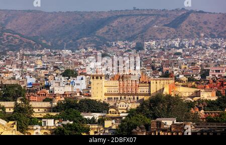 Vista panoramica aerea della città di Jaipur e Hawa Mahal palazzo (Palazzo dei Venti), Jaipur, Rajasthan Foto Stock