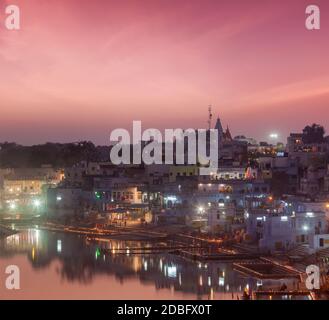 Lago Puskhar sacro (Sagar) e ghat della città Pushkar al crepuscolo in serata, Rajasthan, India Foto Stock