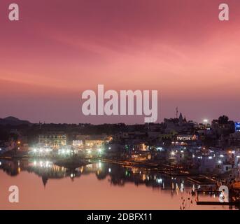 Lago Puskhar sacro (Sagar) e ghat della città Pushkar al crepuscolo in serata, Rajasthan, India Foto Stock