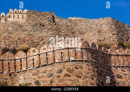 Vista di Kumbhalgrh fort pareti. Rajasthan, India Foto Stock