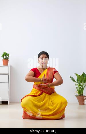 Ballerina Kuchipudi che raffigura Shivlingam attraverso la postura della danza Foto Stock