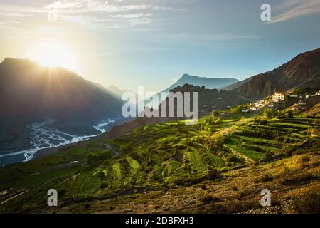 Dhankar gompa (monastero) sulla scogliera e Dhankar villaggio in Himalaya al tramonto. Dhankar, valle di Spiti, Himachal Pradesh, India Foto Stock