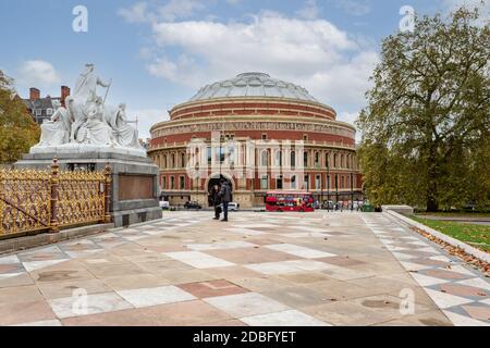 La famosa Royal Albert Hall si trova di fronte ai Kensington Gardens di Londra. Un luogo splendido per concerti e intrattenimenti. Foto Stock