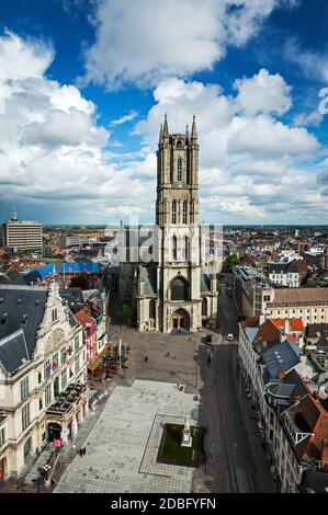 Cattedrale di San Bavone (Sint-Baafskathedraal) e Sint-Baafsplein, vista dalla torre campanaria. Ghent, Belgio Foto Stock