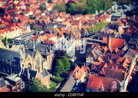 Vista aerea di Bruges (Brugge) da Belfry, Belgio. Effetto di spostamento Tilf. Stile retro vintage lavorato a croce. Foto Stock
