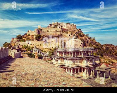 Immagine in stile hipster filtrato effetto retrò vintage del forte di Kumbhalgarh. Rajasthan, India Foto Stock