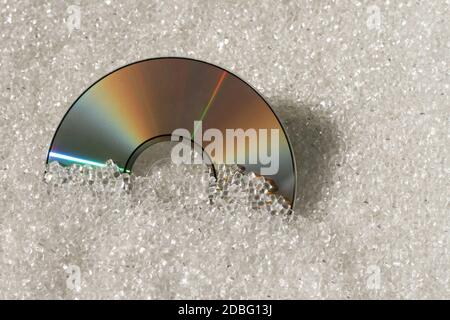 Un disco compatto in plastica con materiale granulato Foto Stock