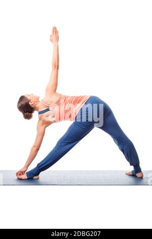 Giovane donna in forma che fa Ashtanga Vinyasa Yoga asana utthita trikonasana - vista in posa triangolare estesa dal retro stile ashtanga-vinyasa Foto Stock