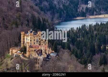 Castello di Hohenschwangau (Schloss Hohenschwangau), Alpsee e Schwansee - veduta aerea dal Castello di Neuschwanstein. Baviera, Germania Foto Stock