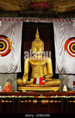 Udienza statua di Buddha nel tempio del Dente. Kandy, Sri Lanka Foto Stock