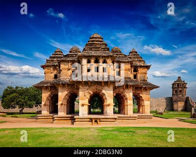 Monumento turistico indiano Lotus Mahal padiglione. Centro reale. Hampi, Karnataka, India Foto Stock