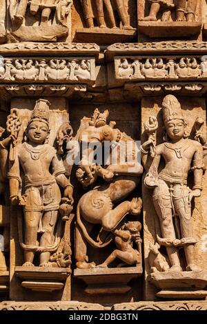 Scultura in pietra bassorilievo sculture su Tempio di Adinath, Khajuraho, Madhya Pradesh, India Foto Stock