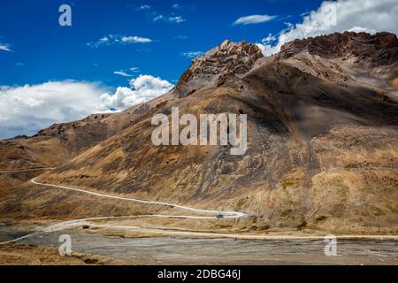 Tortuosa strada di montagna Manali-Leh a Ladakh con autobus in Himalaya indiana. Ladakh, India Foto Stock