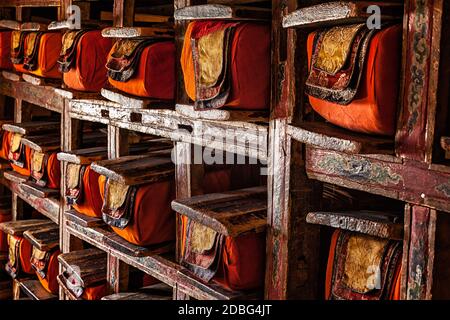 Folios di vecchi manoscritti nella biblioteca di Thiksey Gompa (Monastero buddista tibetano). Ladakh, India Foto Stock