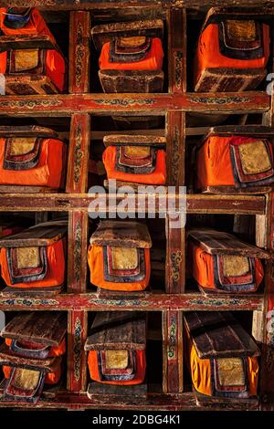 Folios di vecchi manoscritti nella biblioteca di Thiksey Gompa (Monastero buddista tibetano). Ladakh, India Foto Stock