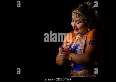 Ballerina di Kuchipudi che mostra Karuna rasa nella sua performance Foto Stock