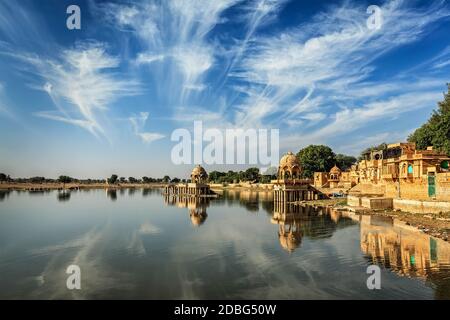 Punto di riferimento indiano Gadi Sagar - lago artificiale. Jaisalmer, Rajasthan, India Foto Stock
