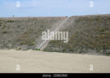 Costruzione di acque piovane e fognature a strade e autostrade. Un trasporto fognario. Foto Stock