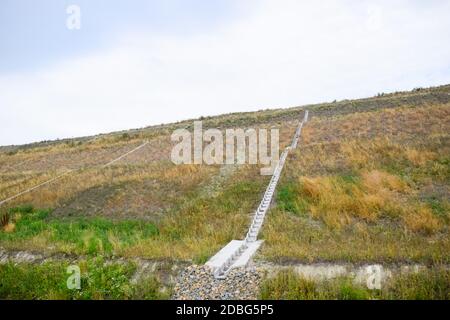 Costruzione di acque piovane e fognature a strade e autostrade. Un trasporto fognario. Foto Stock