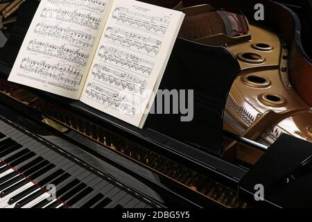 Grand piano nero per musica classica, dettaglio Foto Stock