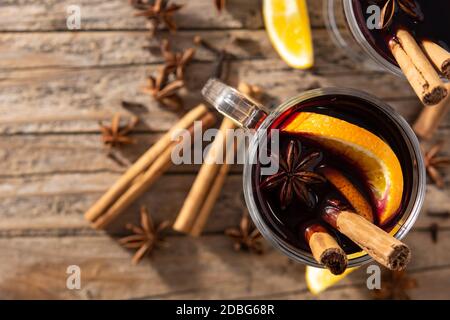 Tradizionale VIN brulé con spezie su tavola di legno. Spazio di copia Foto Stock