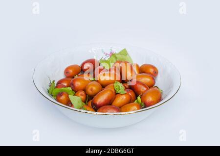 Ziziphus jujuba, comunemente chiamato jujube, a volte jujuba, data rossa, data cinese. Isolato su bianco con percorso di lavoro Foto Stock