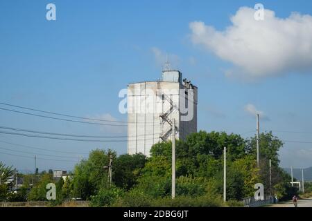 Un vecchio terminale sovietico abbandonato grano. L'elevatore granella. Foto Stock