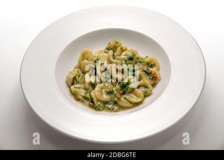 Orecchiette con verdure di rapa: Orecchiette con torta di rapa, pasta tradizionale italiana fatta in casa da Bari, Puglia Foto Stock