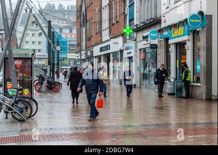 Cork, Irlanda. 17 Nov 2020. Quella che normalmente sarebbe una Patrick Street molto trafficata a Cork City a metà novembre, è stata molto tranquilla oggi. Molti negozi erano chiusi a causa delle restrizioni COVID di livello 5, solo quelli ritenuti essenziali erano aperti. Credit: AG News/Alamy Live News Foto Stock