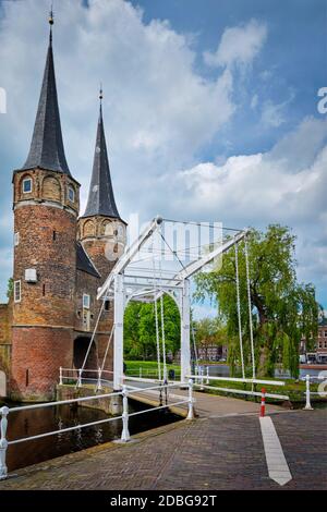 Oostport (porta orientale) di Delft illuminato di notte. Delft, Paesi Bassi Foto Stock