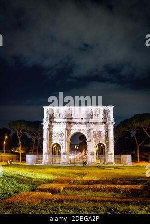Vista notturna dell'Arco di Costantino a Roma, Italia Foto Stock