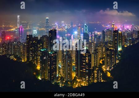 Famosa vista di Hong Kong - Hong Kong skyline di grattacieli cityscape vista dal Victoria Peak illuminata di sera ora blu. Hong Kong, Cina Foto Stock