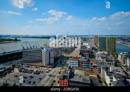 Vista aerea della città di Anversa con gru portuale nel terminal delle merci. Anversa, Belgio. Benelux Foto Stock