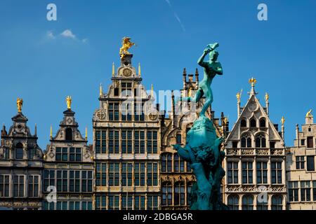 Antwerp fila di vecchie case 16 ° secolo facciate Monumentali Guildhouses su piazza Grote Markt. Anversa, Belgio, Fiandre Foto Stock