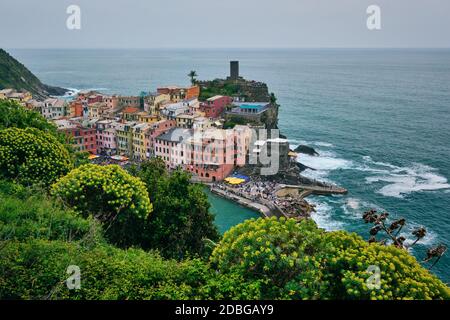 Vernazza villaggio popolare meta turistica nel Parco Nazionale delle cinque Terre Sito Patrimonio dell'Umanità dell'UNESCO, Liguria, Italia vista dal sentiero Azure Foto Stock