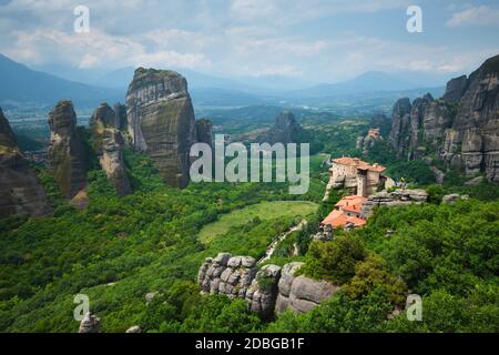 Tramonto sul monastero di Rousanou e monastero di San Nicola Anapavsa nella famosa destinazione turistica greca Meteora in Grecia Foto Stock