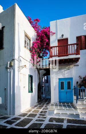 Pittoresche stradine panoramiche con tradizionali case bianche di colore blu Porte finestre della città di Mykonos Chora in famosa attrazione turistica Mykon Foto Stock