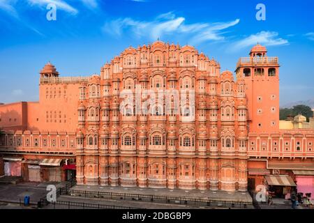 Il famoso palazzo rosa dei venti Hawa Mahal con gente, traffico stradale e trasporto cittadino. Mughal arte patrimonio culturale famosa attrazione turistica. J Foto Stock