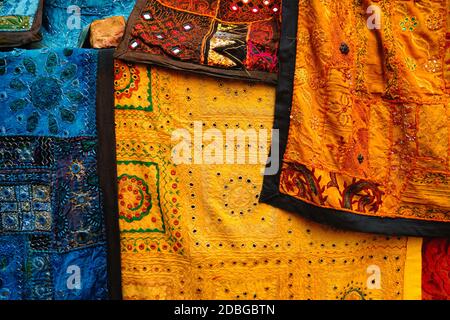 Tessuto indiano patchwork con modelli indiani tradizionali primo piano. Jasialmer, Radjasthan, India Quilt Patchwork esotico Foto Stock