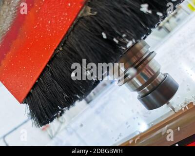 Vista di una macchina CNC che taglia attraverso un pannello di polietilene in uno stabilimento di produzione di plastica. Foto Stock