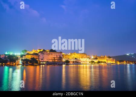 Vista del famoso e romantico e lussuoso punto di riferimento turistico indiano del Rajasthan - Palazzo della Città di Udaipur al crepuscolo serale con il cielo spettacolare - vista panoramica. UDA Foto Stock