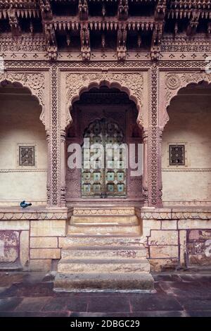 Gateway ad arco nel forte Mehrangarh esempio di architettura Rajput. Jodhpur, Rajasthan, India Foto Stock