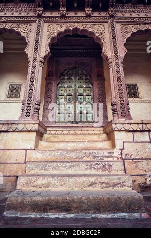 Gateway ad arco nel forte Mehrangarh esempio di architettura Rajput. Jodhpur, Rajasthan, India Foto Stock