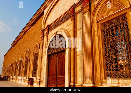 Cairo Cittadella Egitto. Circa il 2019 dicembre. La porta della Grande Moschea di Muhammad Ali Pasha. Il segno della porta ha letto 'la pace sia su di voi. Tuo Signore ha Foto Stock