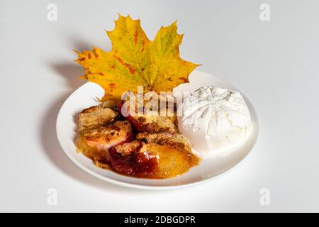 Pezzo di torta di mele servito con gelato, forno alla frutta, concetto di dessert fatto in casa Foto Stock